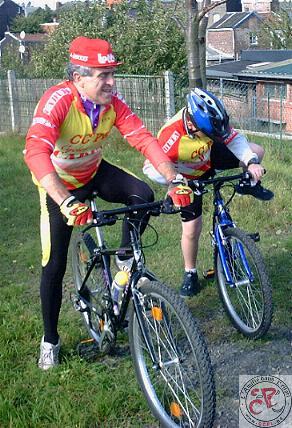 Lors du Vélo-Famille 2001, avec son petit-fils