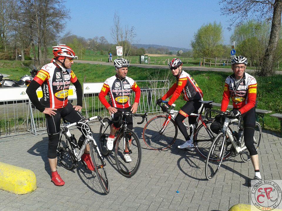 Philippe, Michel, Mathy, Gabriele et Jean-Henri (derrière l'appareil) à Epen