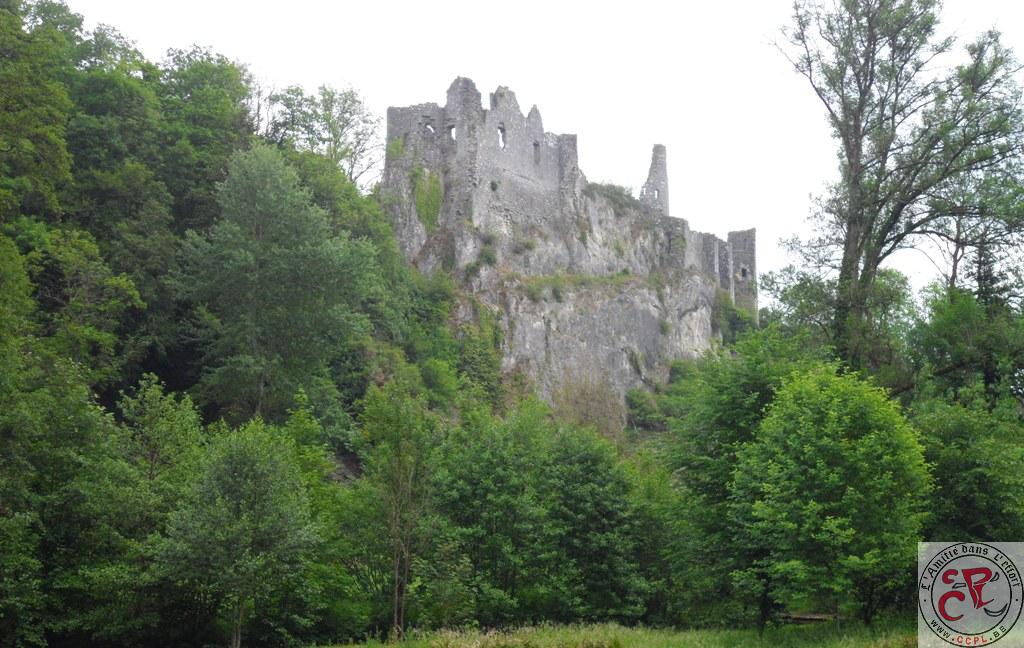 Pause gustative face au chateau de Montaigle