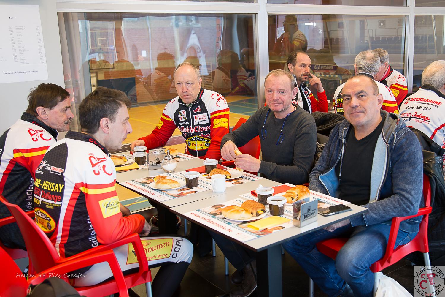 Autour des tables