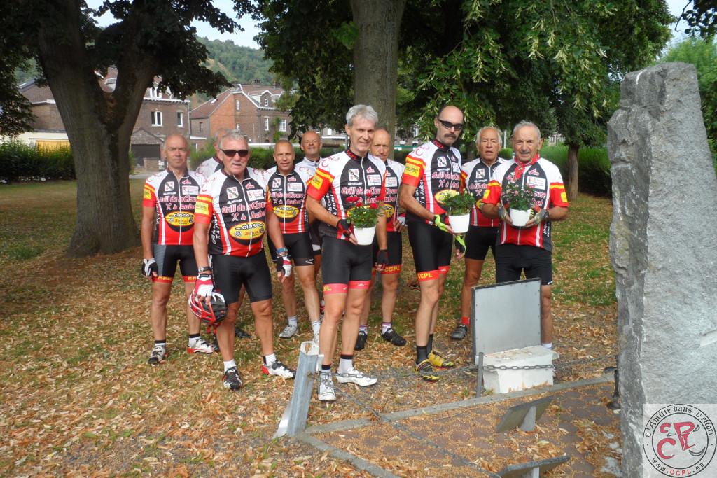Le groupe à devant la stèle à La Brouck