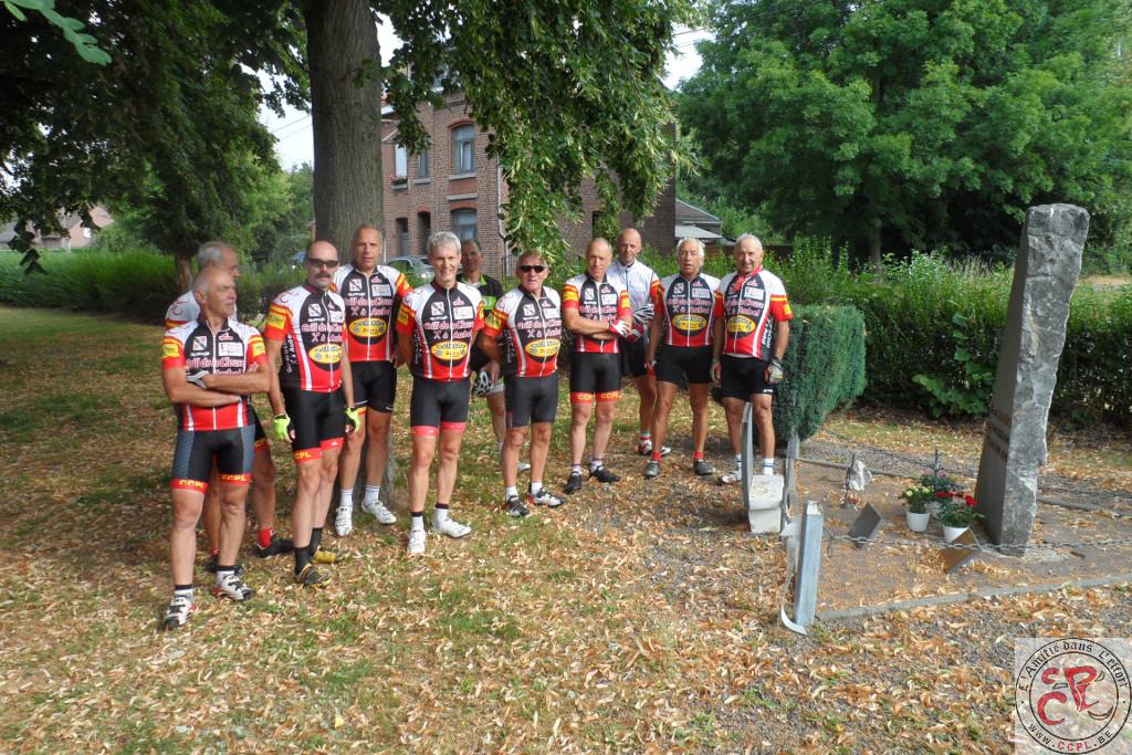Le groupe à devant la stèle à La Brouck